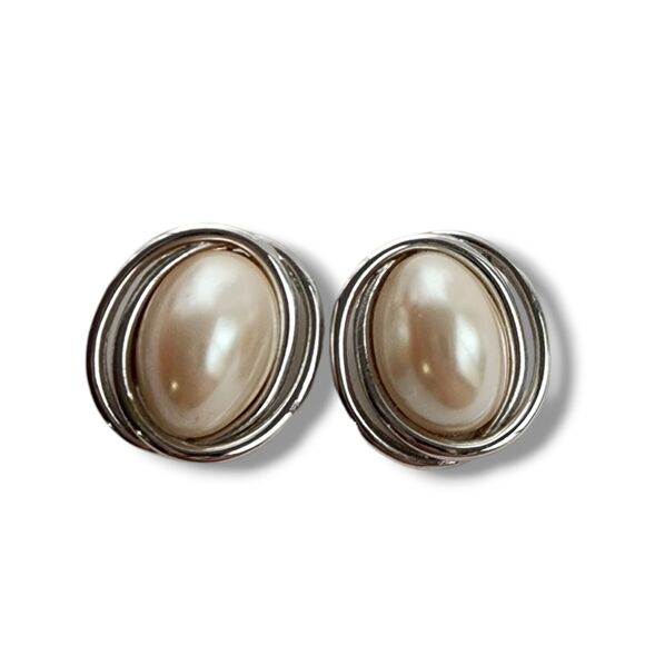 Vintage Richelieu Silver Tone Pierced Earrings Faux Pearl Oval 1" Mode Classic - Picture 1 of 9
